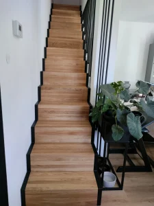 Wangentreppe gerade-Geschlossene Innentreppen: Eleganz und Funktionalität
