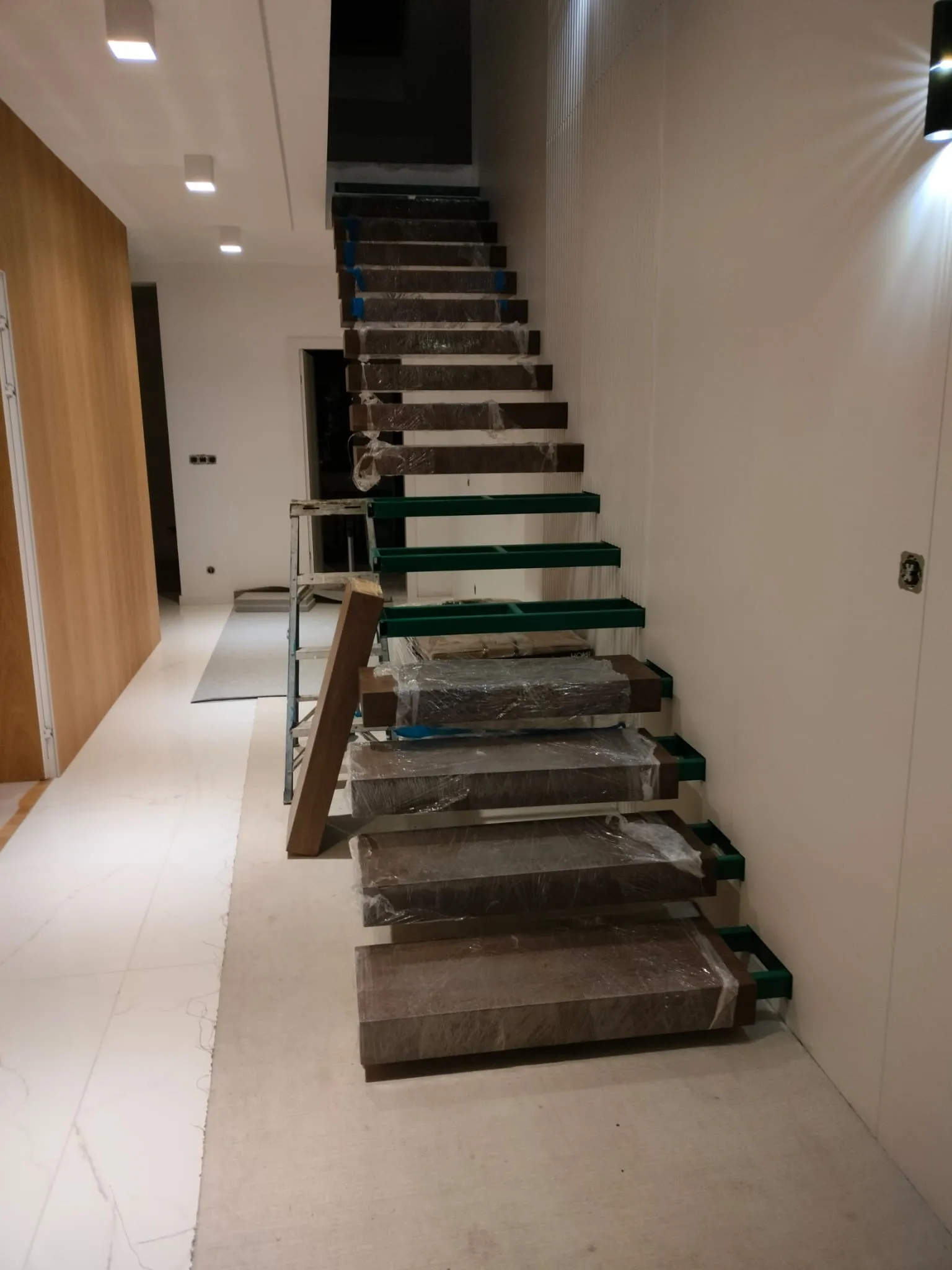 Kragarmtreppe Eiche mit freistehender Stahlwange
