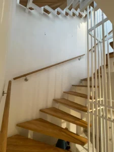 gewendelte Stahlwangentreppe mit neue Holzstufen