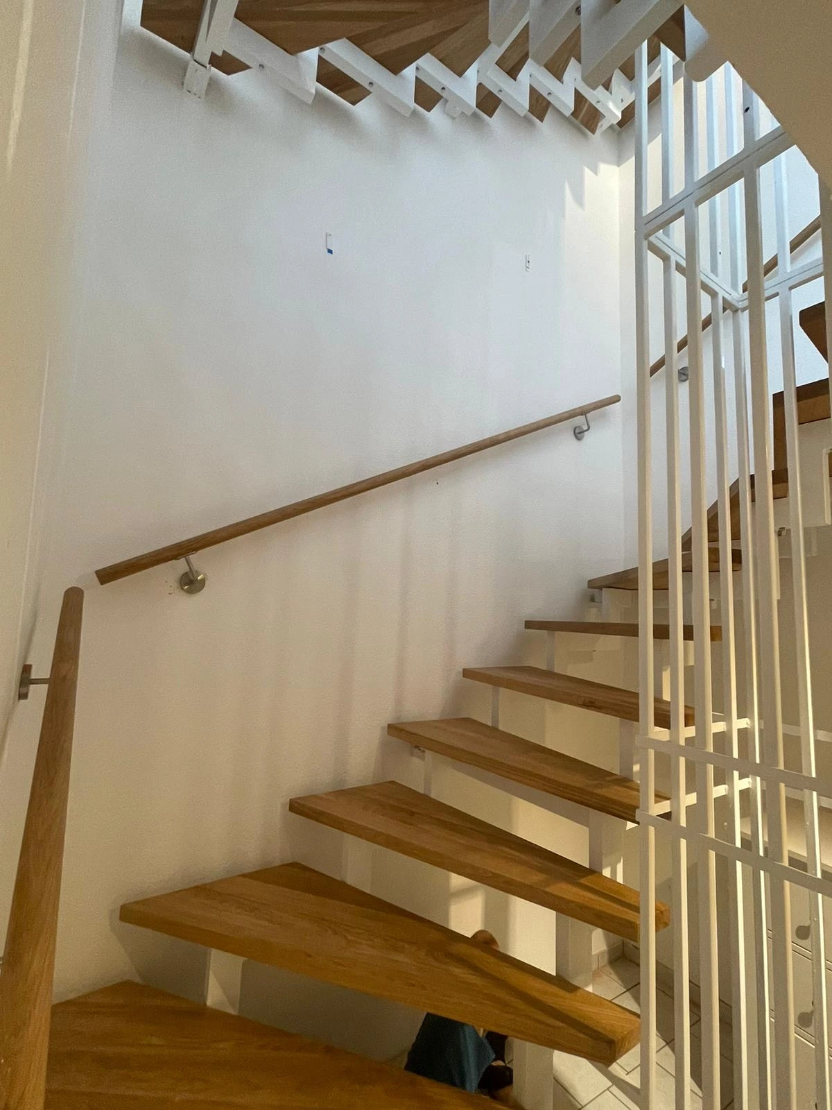 gewendelte Stahlwangentreppe mit neue Holzstufen