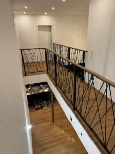 schwebende treppe mit seilengelaender