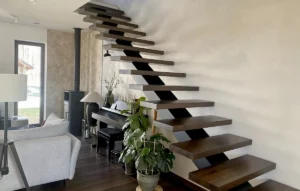 Einlholmtreppe mit dunkle Stufen