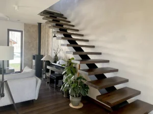 Einlholmtreppe mit dunkle Stufen