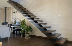 Einholmtreppe mit dunkle Stufen und schwarze Holm