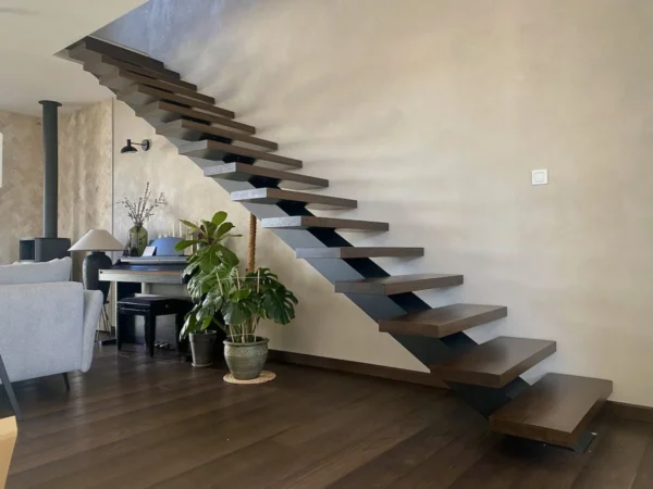 Einholmtreppe mit dunkle Stufen und schwarze Holm