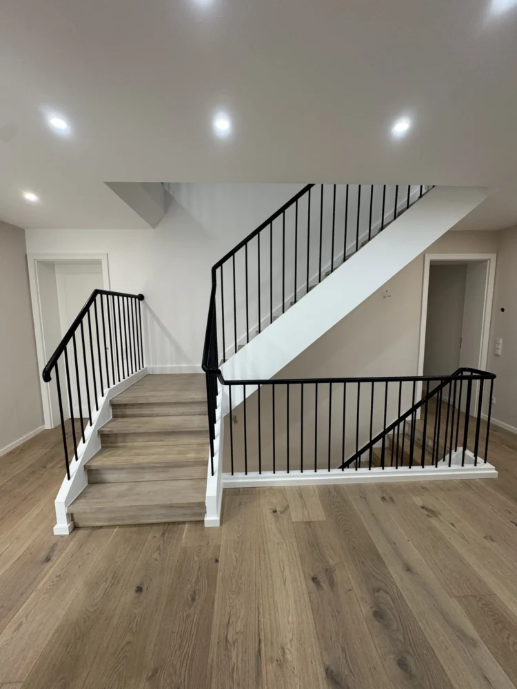 stahlwangentreppe mit Stäbchengelaender