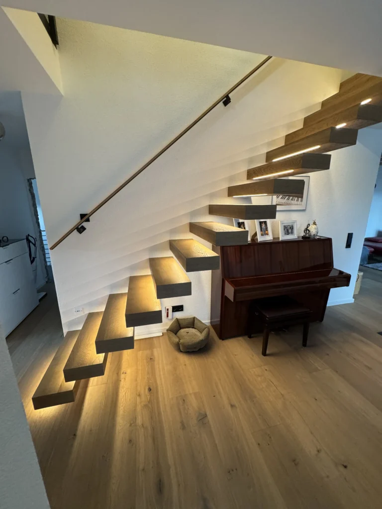 Freitragende Treppen aus glas mit Punkthalter