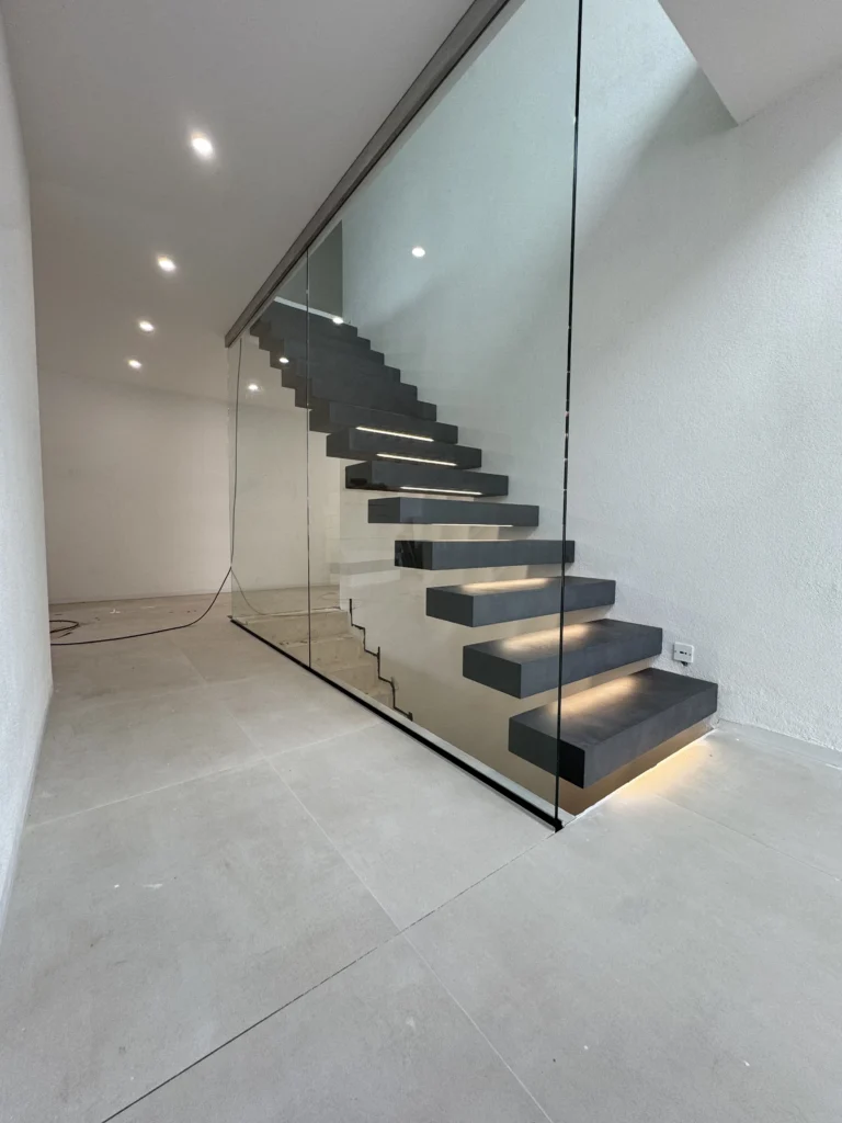 Freitragende Treppe Eiche mit Glasgeländer