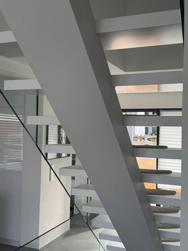 mittelholmtreppe in weiss