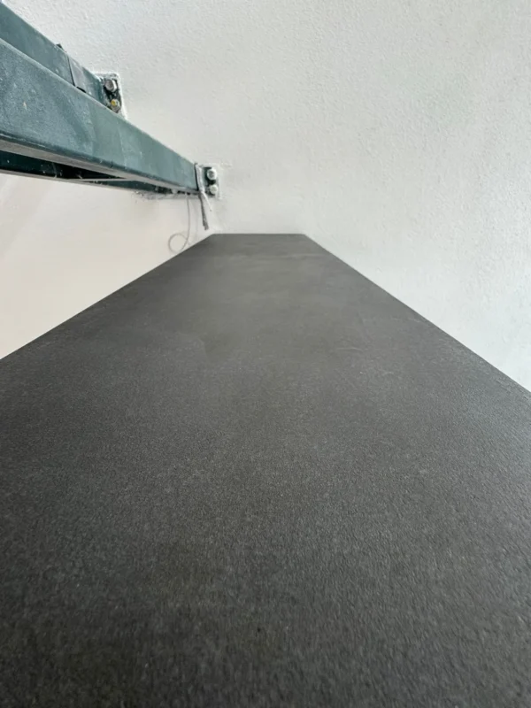 Schwebende Treppenstufe aus Mikrozement – Bild 2