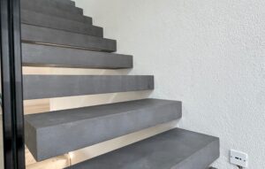 Schwebende Treppenstufe aus Mikrozement