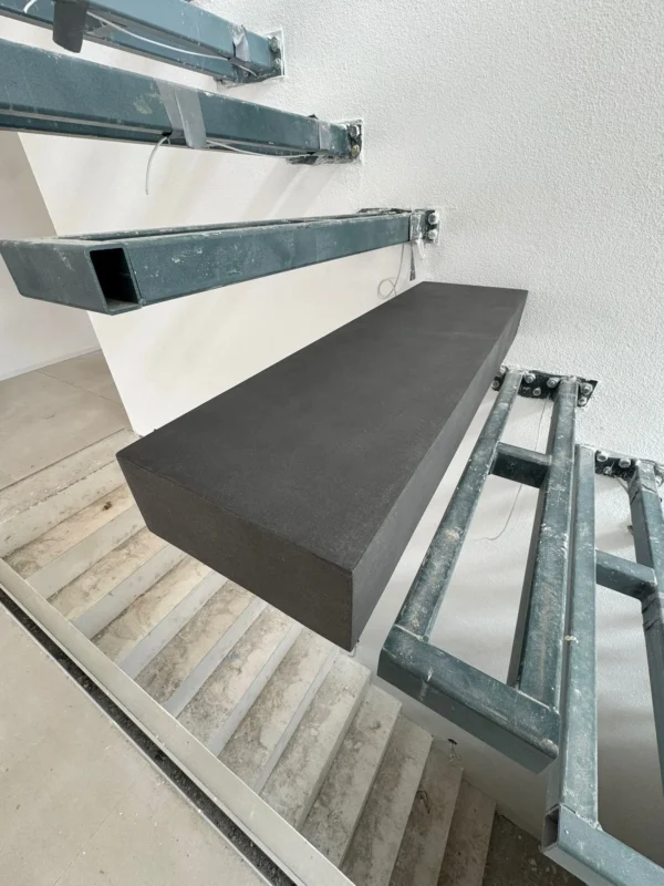 Schwebende Treppenstufe aus Mikrozement – Bild 5