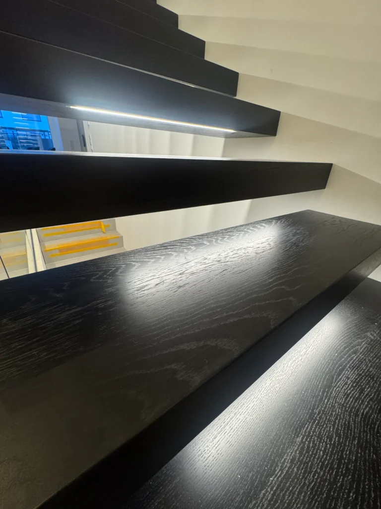 Schwebende Treppe mit Beleuchtung